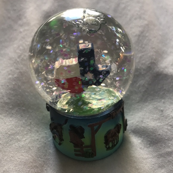 Two mini snow globes - Picture 2 of 7